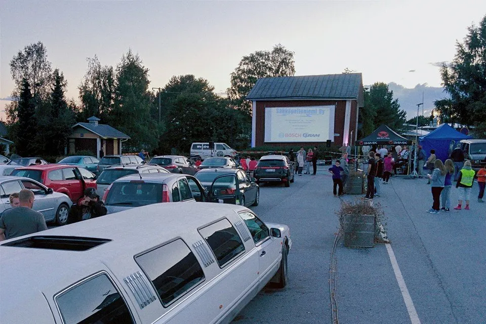 Ikaalisissa jopa Möhköfantti pääsi näkemään elokuvan kun sille järjestettiin Drive In näytös.