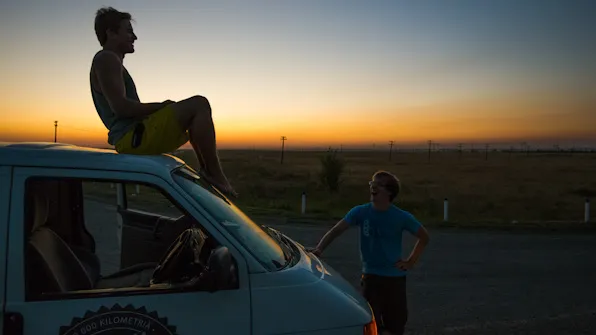 Ilta hämärtyy raja-asemalla