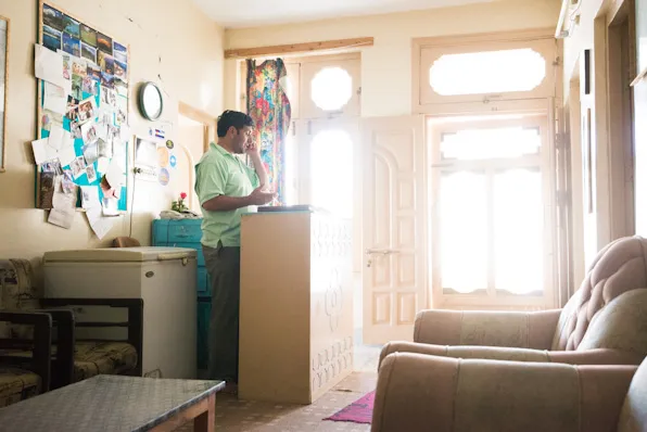 Horizonin omistaja soittelee poliiseille, saataisiinko tänään lähteä eteenpäin.