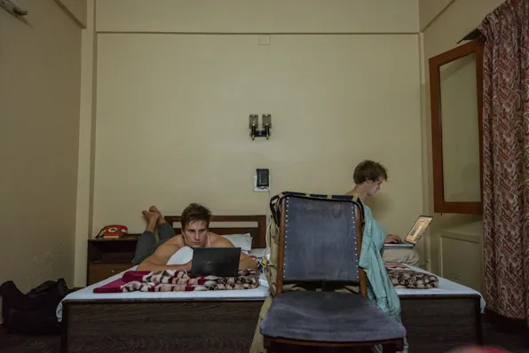 Vakavaa poikaa netin ääressä.