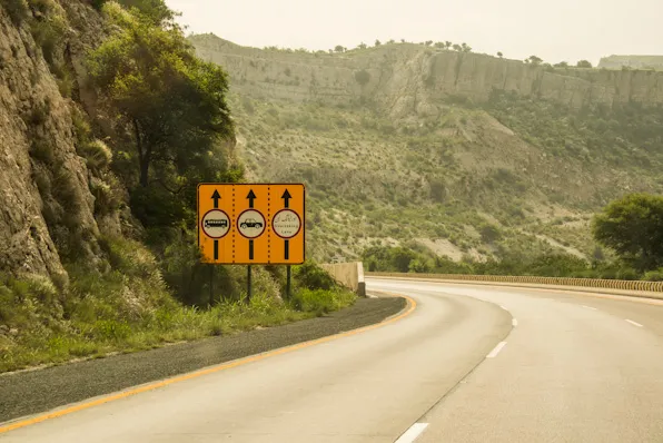 Kamera www.topshot.fi, objektiivit www.vuokrakamera.fi tai www.kameratori.fi