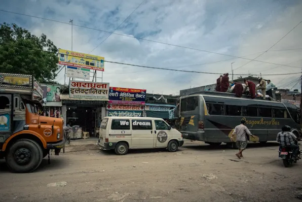 Möhköfantti odotteli rauhassa Intian tullin vieressä, kun sen papereita selviteltiin.