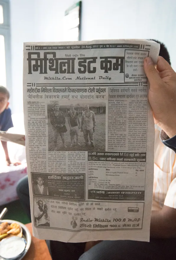 Paikallinen maithilinkielinen lehti oli ehtinyt julkaisemaan meidän edellisen päivän vierailusta jo lehtijutun!
