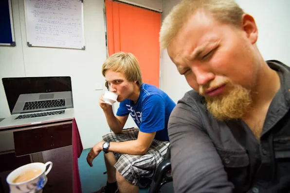 Juho harjoittelee ilmeitä PR toimistossa ennen pomomiehen sisääntuloa. Kuvaaminenhan oli kiellettyä kaikkialla alueella.