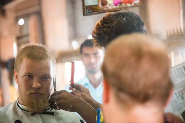 Myöhästyimme aamun ensimmäisestä lautasta ja seuraavaa odotellessa oli hyvin aikaa käydä sataman parturissa.