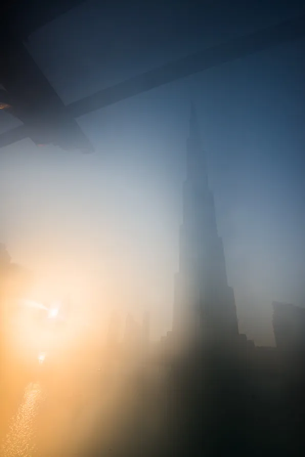 Ilmastoitujen sisätilojen ja paahtavan ulkoilman ero on näin suuri: kameran linssi höyrystyy kun kävelee ulos.