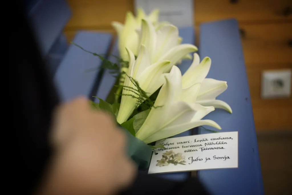 Vaarin-hautajaisten-kukat