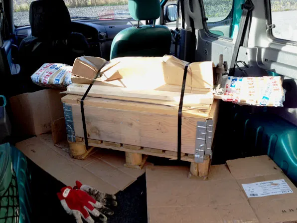 Varaosat pakattuna Tampereella odottamassa lähtöä Helsinkiin.