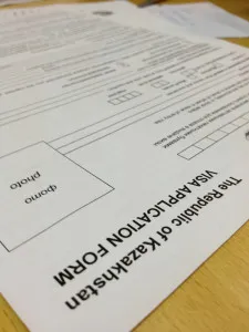 Viisumeiden anominen on ollut yhtä rumbaa. Kuvassa Kazakstanin viisumihakemus.